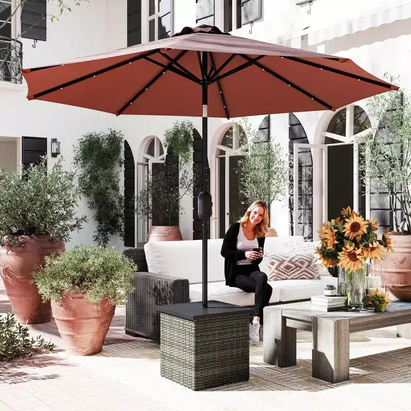 Table d'appoint en osier avec trou de parasol de 1,5 po, table d'appoint carrée d'extérieur avec cadre résistant aux UV, espace de rangement