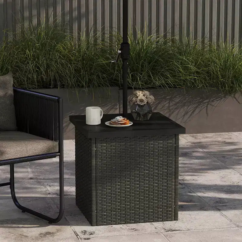 Table d'appoint en osier avec trou de parasol de 1,5 po, table d'appoint carrée d'extérieur avec cadre résistant aux UV, espace de rangement